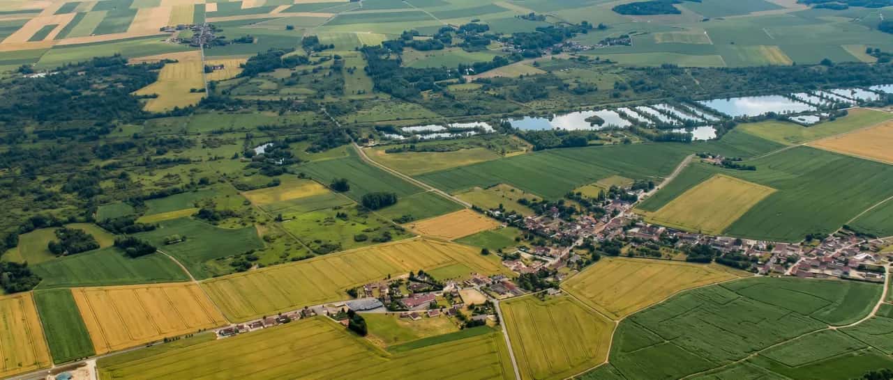 Vue aérienne du village de Villevenard, entouré de champs et d'étangs, dans les Marais de Saint-Gond