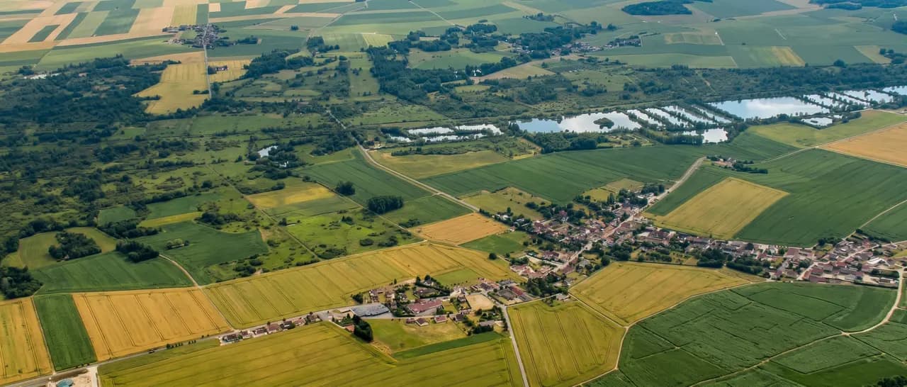 Vue aérienne du village de Villevenard, entouré de champs et d'étangs, dans les Marais de Saint-Gond